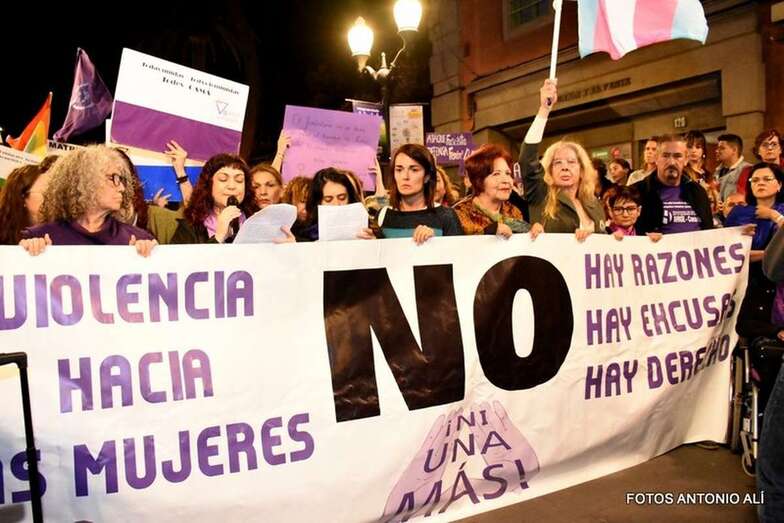 Imagen de la multitudinaria protesta, esta tarde en la capital grancanaria (Foto Antonio Alí)